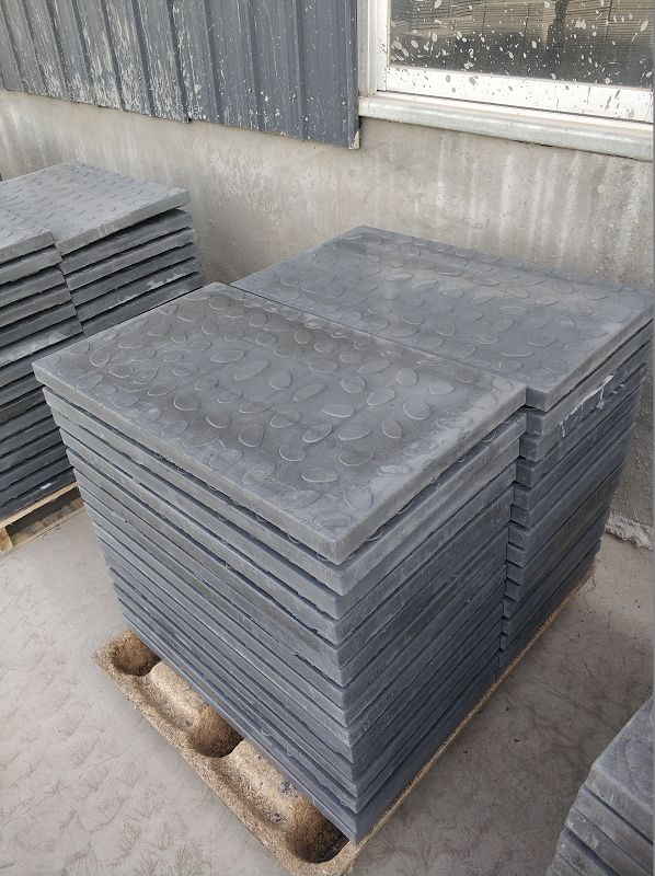 新型結構通過轉動把手拉動上蓋板